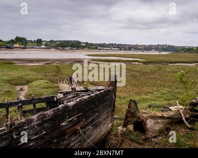 Altes Holzschiff, Wracks auf den Salzmarschen an der Flussmündung Torridge bei Bideford auf dem South West Coast Path in Devon, England, Großbritannien Stockfoto