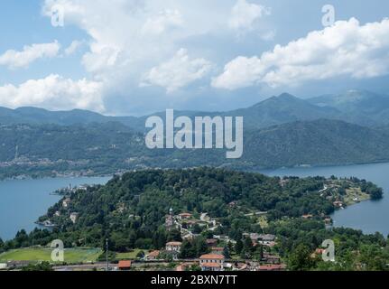 Panoramablick von einer großen Terrasse auf den Ortasee und sein Vorgebirge Stockfoto