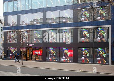 Große elektronische Anzeige außerhalb Flanellen an der Oxford St, London Stockfoto