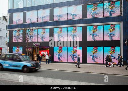 Große elektronische Anzeige außerhalb Flanellen an der Oxford St, London Stockfoto