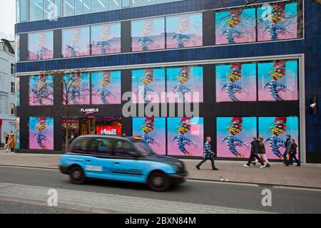 Große elektronische Anzeige außerhalb Flanellen an der Oxford St, London Stockfoto