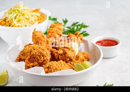 Knusprig gebratenes Hähnchen in einer weißen Schüssel. Stockfoto