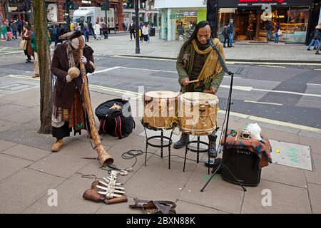 Straßenmusikanten, die draußen Musik machen, Wasabi, Simit Sarayi Store - London Stockfoto