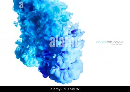 Nahaufnahme einer bunten blauen Acrylfarbe in Wasser isoliert auf weiß mit Kopierraum. Abstrakter Hintergrund. Farbexplosion. Farbstruktur. Stockfoto