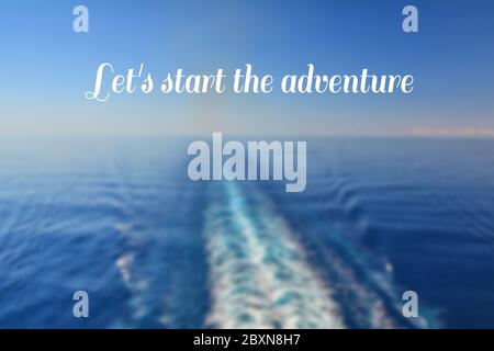 Beginnen wir das Abenteuer. Motivationszitat auf dem Meereshintergrund Stockfoto