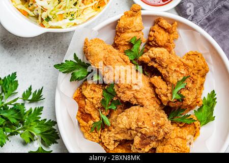 Knusprig gebratenes Hähnchen in einer weißen Schüssel, Draufsicht. Stockfoto