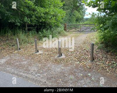 Eingang zu einem Feld in der Nähe von Godalming, Waverley, Surrey, England. Das Fliegen kippen in Großbritannien hat während der Covid 19 Coronavirus PAN zugenommen Stockfoto