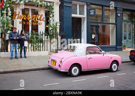 Pink Nissan Figaro Auto, Henrietta St, London. Stockfoto