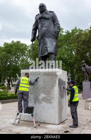 London, Großbritannien. Juni 2020. Arbeiter reinigen die Statue von Winston Churchill auf dem Parliament Square, London. Bei der Kundgebung „Black Lives Matter“, die am Wochenende stattfand, wurde Graffiti auf den Sockel gesprüht. Quelle: Tommy London/Alamy Live News Stockfoto