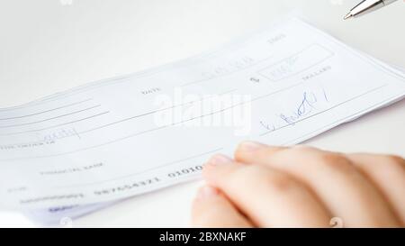 Nahaufnahme Bild von gefüllten und unterzeichneten Bankscheck Stockfoto