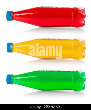 Die Plastikflasche mit farbiger Limonade isoliert auf weißem Hintergrund Stockfoto