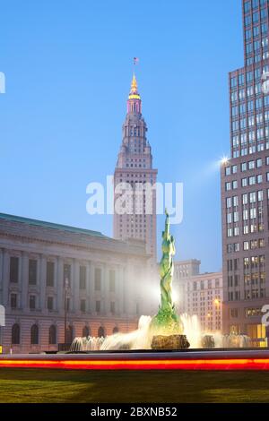 Cleveland, Ohio, USA - The Cleveland Mall Park und Fountain of Eternal Life mit Terminal Tower im Hintergrund. Stockfoto