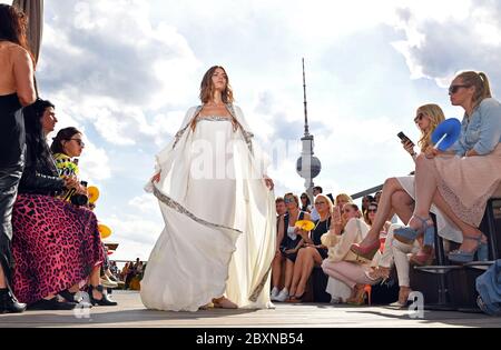 Berlin, Deutschland. Juli 2017. Modepräsentation des Labels 'Lana Müller' während der Mercedes-Benz Fashion Week auf dem Dach des Club Weekend. Die Fashion Week, die zuvor in Berlin stattfand, wird im nächsten Jahr nach Frankfurt umziehen. Dies teilte der Veranstalter Premium Group am 08.06.2020 mit. Die neue Frankfurt Fashion Week findet im Sommer 2021 zum ersten Mal statt. (Zu dpa 'Fashion Week zieht von Berlin nach Frankfurt') Quelle: Jens Kalaene/dpa-Zentralbild/dpa/Alamy Live News Stockfoto