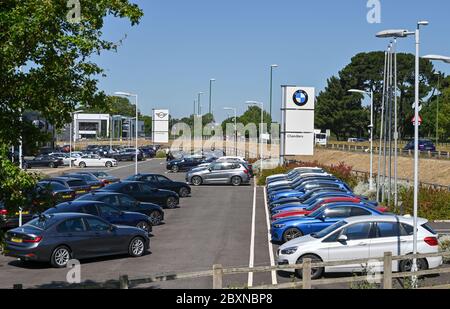 BMW-Autos im Verkauf in Chandlers Auto Showrooms in Rustington West Sussex, die wieder geöffnet sind, nachdem Coronavirus Lockdown Beschränkungen wurden erleichtert Photog Stockfoto