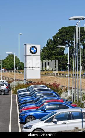 BMW-Autos im Verkauf in Chandlers Auto Showrooms in Rustington West Sussex, die wieder geöffnet sind, nachdem Coronavirus Lockdown Beschränkungen wurden erleichtert Photog Stockfoto