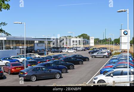 BMW-Autos im Verkauf in Chandlers Auto Showrooms in Rustington West Sussex, die wieder geöffnet sind, nachdem Coronavirus Lockdown Beschränkungen wurden erleichtert Photog Stockfoto