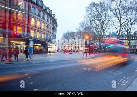 Slow Shutter Light Trails in London Stockfoto