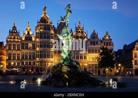 Antwerpen Grote Markt mit berühmten Brabo Statue und Brunnen bei Nacht, Belgien Stockfoto
