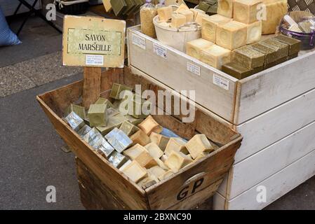 Shop-Display von Bars Seife oder Savon de Marseille in Geschenkladen oder Souvenir-Shop Aix-en-Provence Provence Provence Frankreich Stockfoto