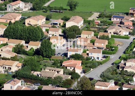 Luftaufnahme von modernen Wohnimmobilien, freistehende Häuser oder Villen in Südfrankreich Stockfoto