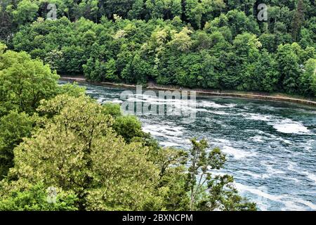 Rhein fällt in der Schweiz an einem schönen blauen Himmel Tag Stockfoto