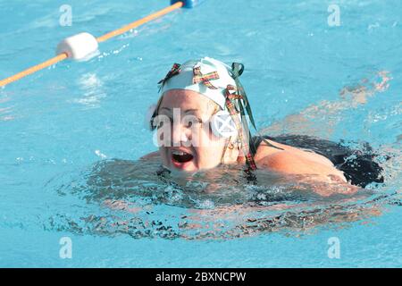 Der South London Swimming Club veranstaltet die 5. Kaltwasser-Schwimmmeisterschaften im Tooting Bec Lido in Südlondon, Großbritanniens größtem unbeheizten Freiluft-Süßwasserpool. Über 600 Schwimmer trotzten dem eisigen Wasser, einige trugen ein ausgefallenes Kleid. 25/01/2013 Stockfoto