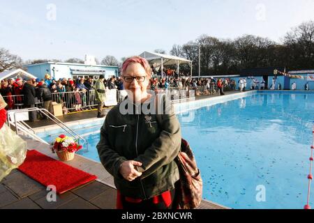 Der South London Swimming Club veranstaltet die 5. Kaltwasser-Schwimmmeisterschaften im Tooting Bec Lido in Südlondon, Großbritanniens größtem unbeheizten Freiluft-Süßwasserpool. Über 600 Schwimmer trotzten dem eisigen Wasser, einige trugen ein ausgefallenes Kleid. 25/01/2013 Stockfoto