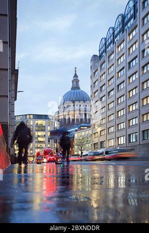 Lichter und Reflexionen der St. Pauls Cathedral, London Stockfoto
