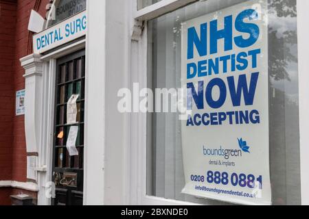 Ein Poster im Fenster einer Zahnarztpraxis, das NHS-Patienten begrüßt. Stockfoto