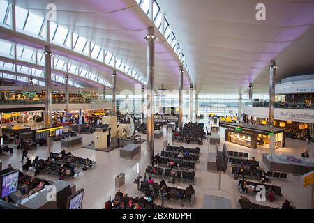 Innerhalb des Abflugterminals des Flughafens London Heathrow, London, Großbritannien Stockfoto