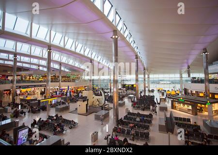 Innerhalb des Abflugterminals des Flughafens London Heathrow, London, Großbritannien Stockfoto