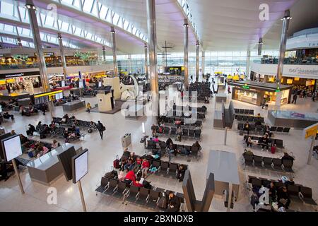 Innerhalb des Abflugterminals des Flughafens London Heathrow, London, Großbritannien Stockfoto