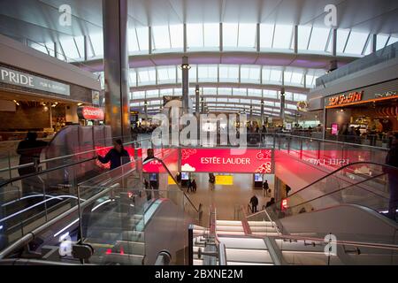 Innerhalb des Abflugterminals des Flughafens London Heathrow, London, Großbritannien Stockfoto