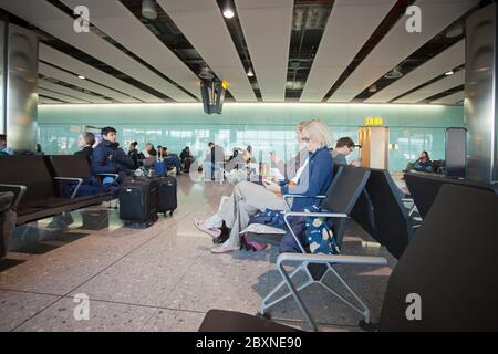 Innerhalb des Abflugterminals des Flughafens London Heathrow, London, Großbritannien Stockfoto