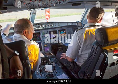 Boeing Piloten im Cockpit am Flughafen London Heathrow vor Abflug, London, Großbritannien Stockfoto