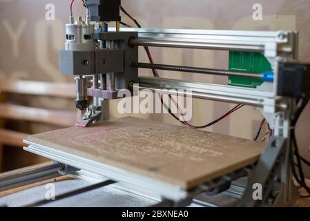 Arbeit der CNC-Werkzeugmaschine auf der Holzoberfläche Stockfoto