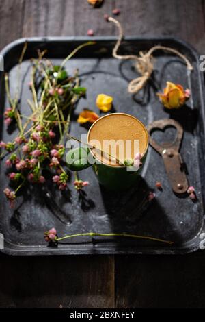 Aromatischer Kaffee im Landhausstil.frischer Espresso zum Frühstück.gesunde Speisen und Getränke. Stockfoto