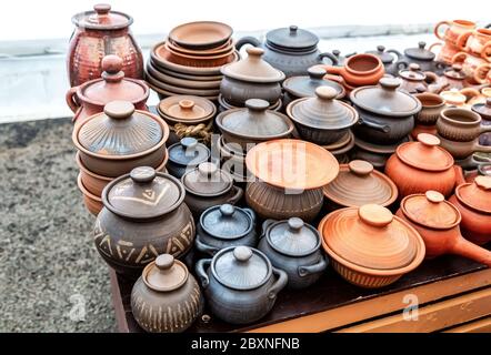 Keramikgeschirr, Geschirr und Töpfe auf dem Markt aus nächster Nähe verkauft Stockfoto
