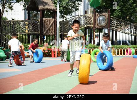 (200608) -- JINAN, 8. Juni 2020 (Xinhua) -- Kinder nehmen eine Lektion als Kindergarten in Jinan, Ostchinesische Provinz Shandong, 8. Juni 2020, wieder eröffnet wird. Kindergärten in Jinan am Montag im Rahmen von COVID-19 Prävention und Kontrolle wieder eröffnet. (Xinhua/Wang Kai) Stockfoto