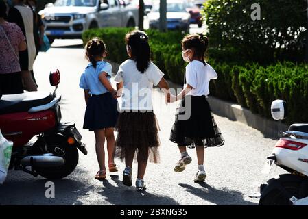 (200608) -- JINAN, 8. Juni 2020 (Xinhua) -- Kinder betreten einen Kindergarten in Jinan, der ostchinesischen Provinz Shandong, 8. Juni 2020. Kindergärten in Jinan am Montag im Rahmen von COVID-19 Prävention und Kontrolle wieder eröffnet. (Xinhua/Wang Kai) Stockfoto