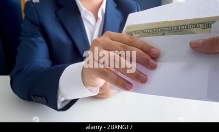 Nahaufnahme Bild von korrupten männlichen Politiker, die Geld Bestechung in Umschlag. Konzept der Korruption in Politik und Regierung Stockfoto