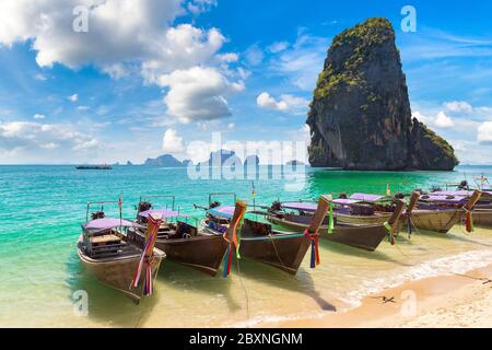 Traditionelles Langboot am Ao Phra Nang Beach, Krabi, Thailand an einem Sommertag Stockfoto