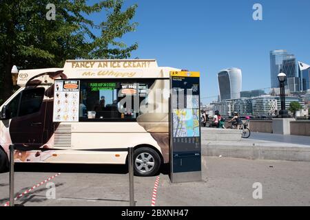 Ein Eiswagen, der an einem schönen warmen sonnigen Tag auf der South Bank mit Blick auf die City of London im Hintergrund gehandelt wird. London. GROSSBRITANNIEN. Stockfoto