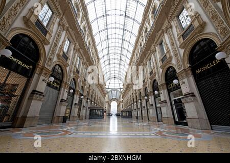 Die Leere der Galleria Vittorio Emanuele mit Geschäften, die während der Sperre durch die Covid-19 in Mailand, Italien geschlossen wurden. Stockfoto