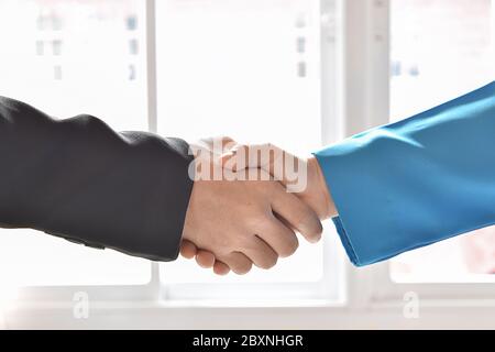 Nahaufnahme von Geschäftsleuten und Geschäftsleuten erschüttert den Erfolg der Partnerschaft. Verhandlung des Geschäftskonzepts. Stockfoto