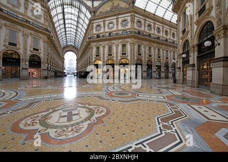 Die Leere der Galleria Vittorio Emanuele mit Geschäften, die während der Sperre durch die Covid-19 in Mailand, Italien geschlossen wurden. Stockfoto