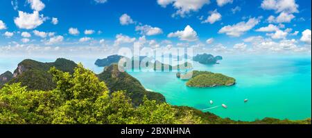 Panorama des Mu Ko Ang Thong Nationalparks, Thailand an einem Sommertag Stockfoto