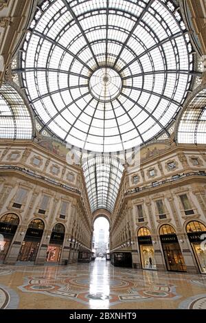 Die Leere der Galleria Vittorio Emanuele mit Geschäften, die während der Sperre durch die Covid-19 in Mailand, Italien geschlossen wurden. Stockfoto