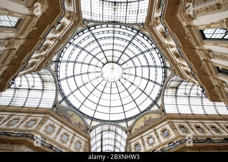 Die Leere der Galleria Vittorio Emanuele mit Geschäften, die während der Sperre durch die Covid-19 in Mailand, Italien geschlossen wurden. Stockfoto