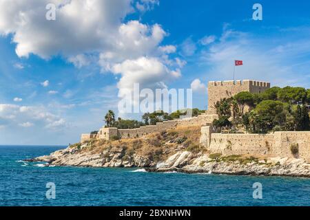 Piratenburg auf Pigeon Island in Kusadasi, Türkei in einem schönen Sommertag Stockfoto